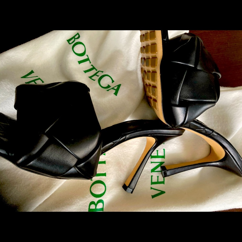 Lido Leather Mules - Bottega Veneta RARELY WORN